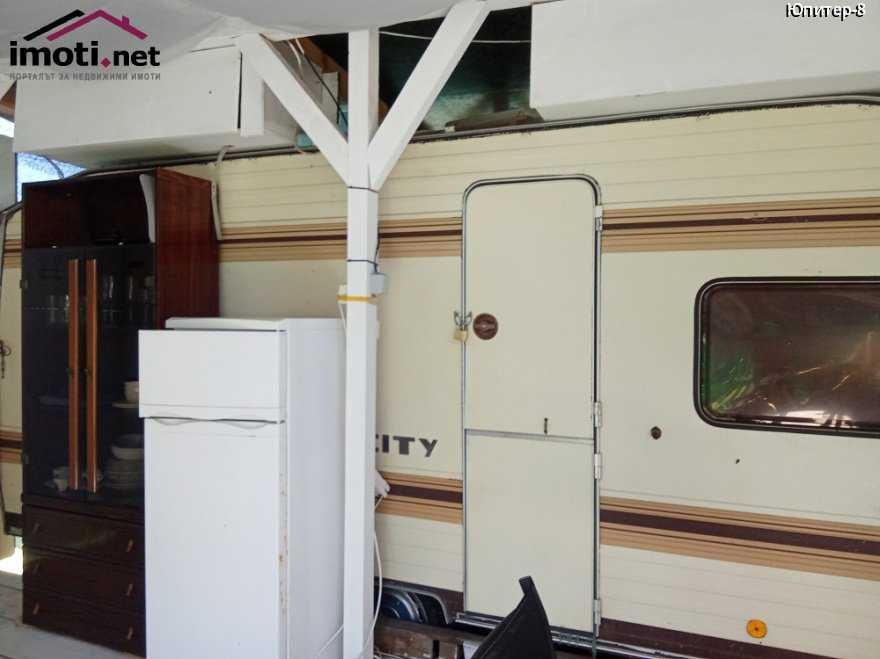 Продавам обз. каравана с веранда до плаж в Кариани. 8000 евро.