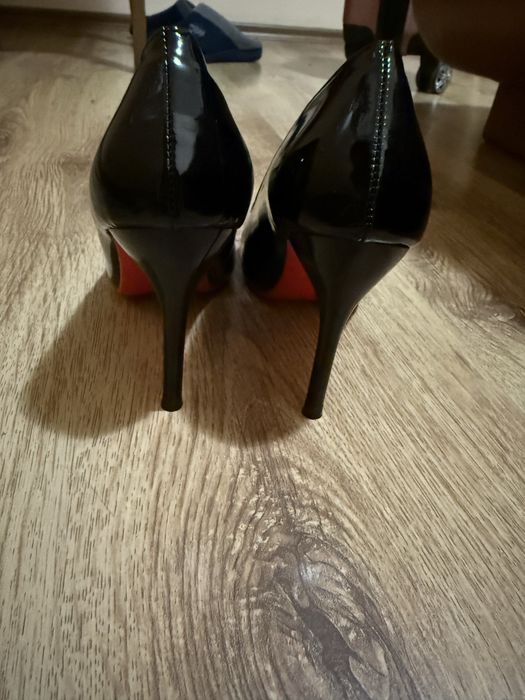 Чисто нови черни токчета