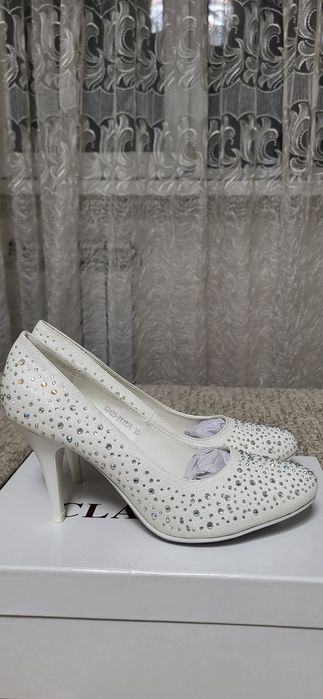 Белые женские туфли