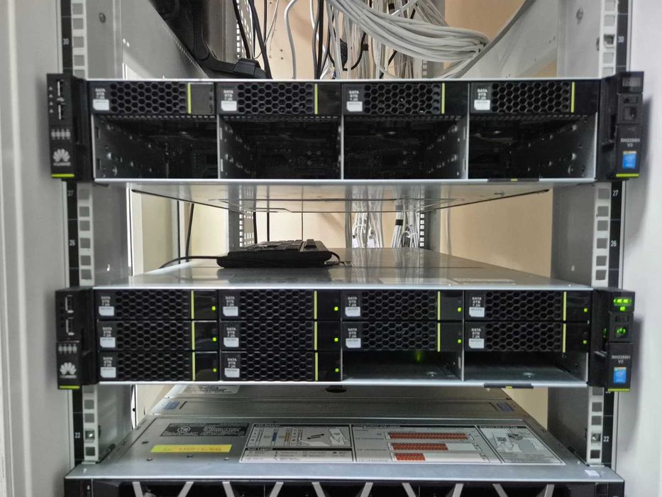 Huawei RH2288H V3 сървър 12x 3.5" LFF, 2x 2.5" SFF, 2x Xeon E5, релси и пълен комплект кадита