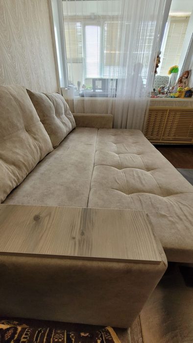 Продам диван для гостинной комнаты.