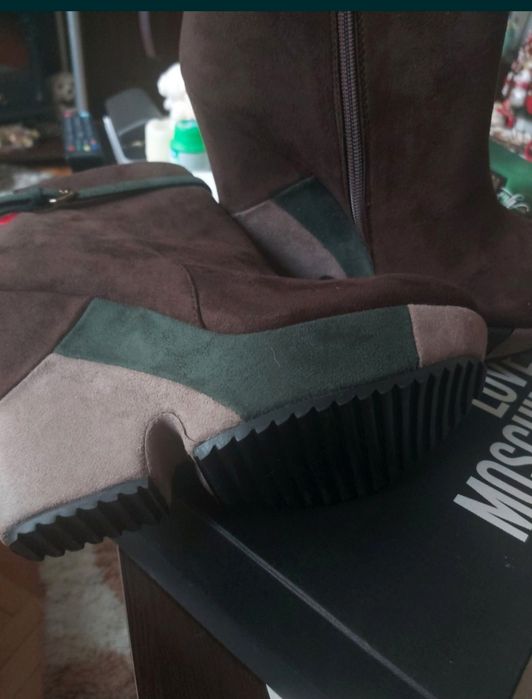 Боти на платформа Love Moschino