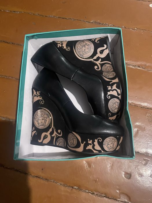 продаю две пары туфель!