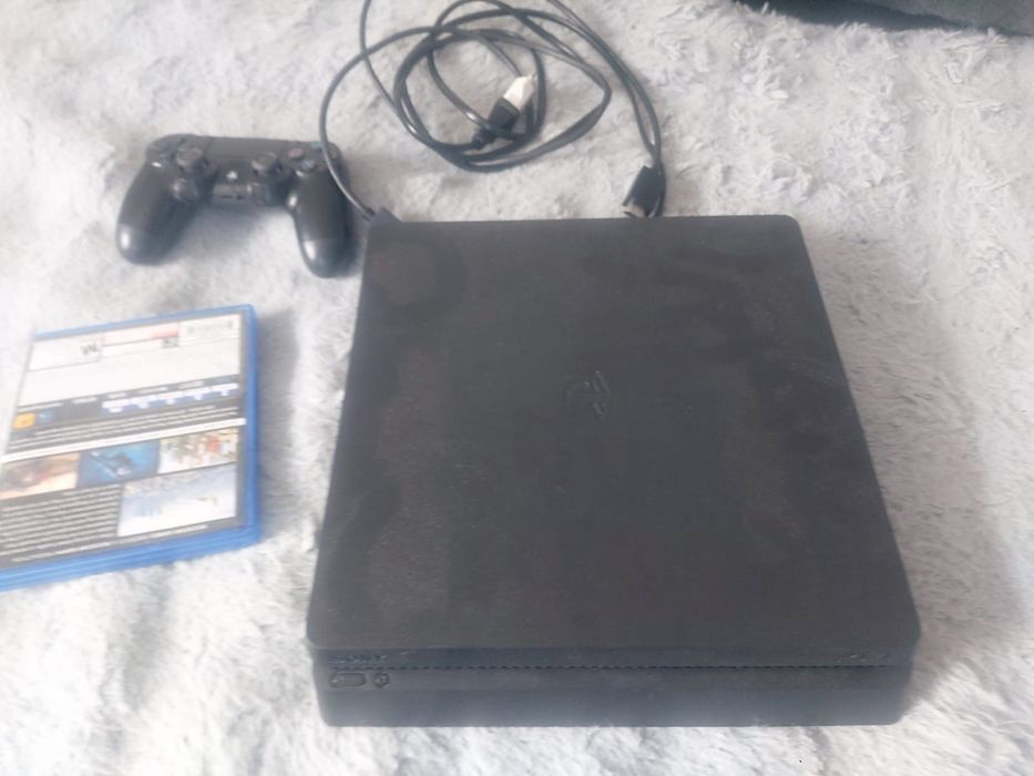 Продам PS4  в хорошем состоянии