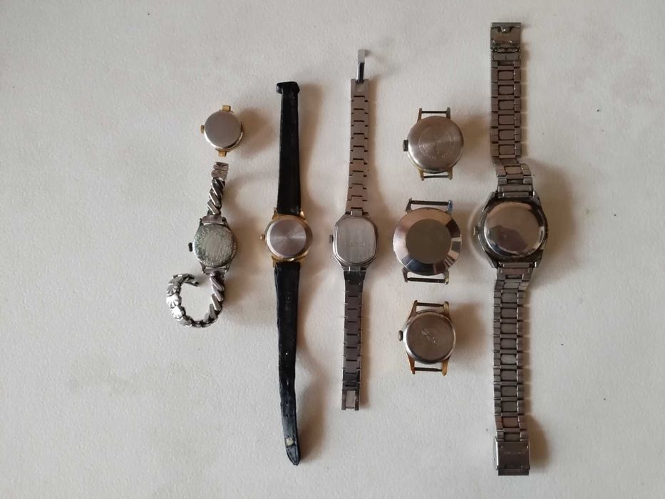 Стари Дамски и Мъжки Часовници Работещи Три от Тях