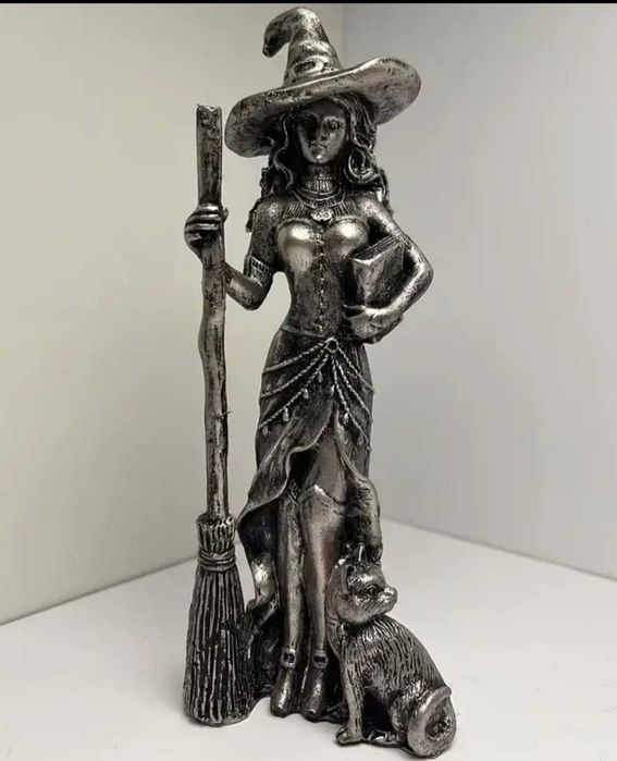 Нова фигура на вещица, Баба яга Статуетка