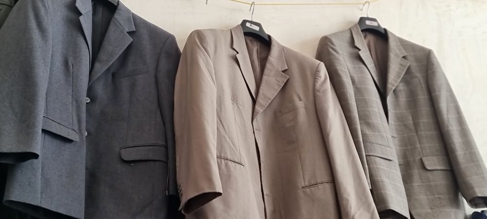 Magazin dani lagerda kiyimlar judda kup