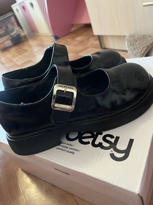 Продам Новые туфли для девочки