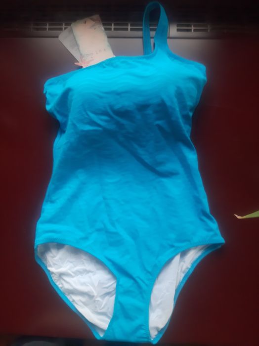 Цял бански,  чисто нов