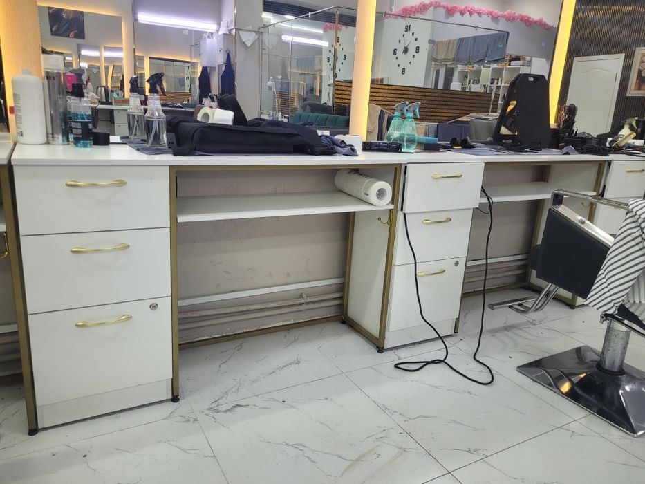 Продам стол для парихмахер с полками срочно