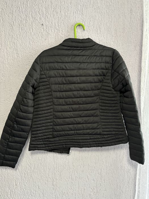 Дамско черно яке – стилно и удобно