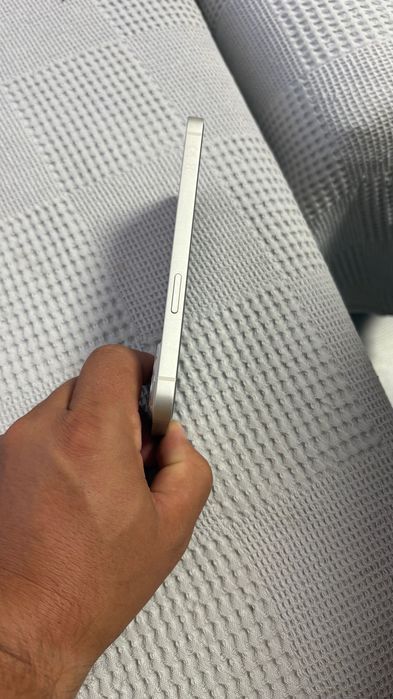 Телефон  iPhone 13