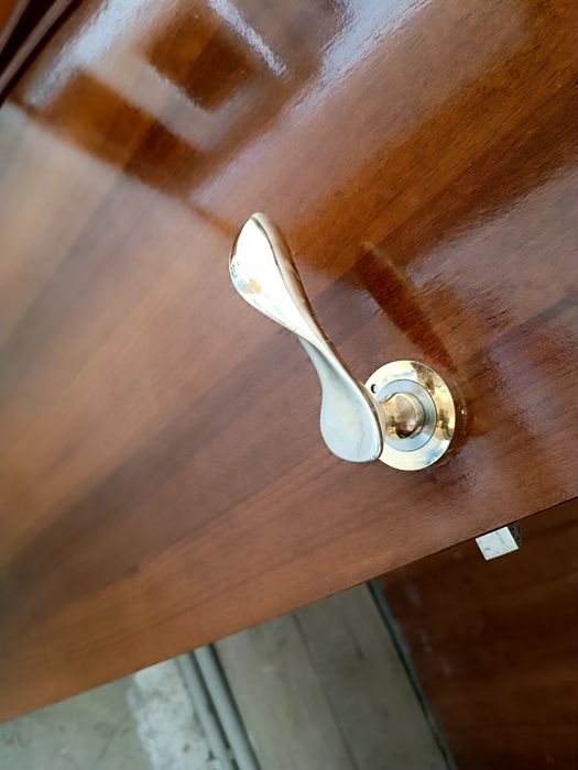 Үйден шықан таза есік