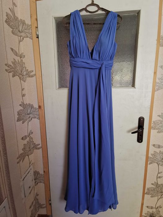 Дълга синя рокля