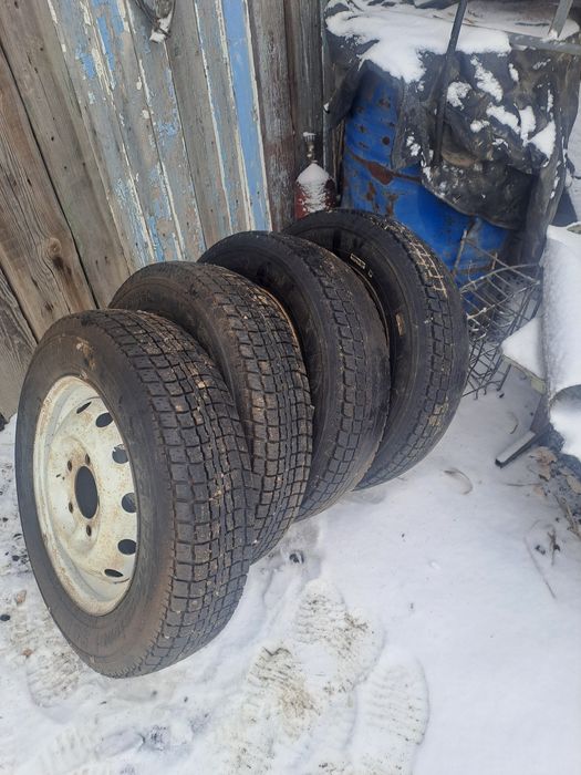 Продам покрышки с дисками на ниву
