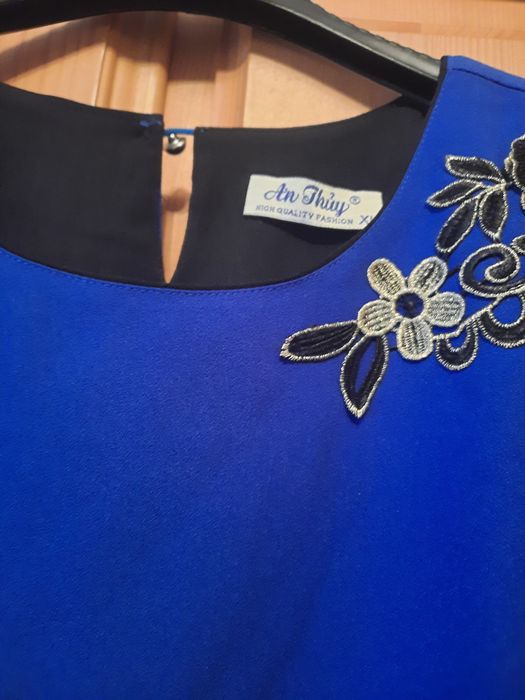 Bluza albastru-cerneala cu broderie mărimea XL