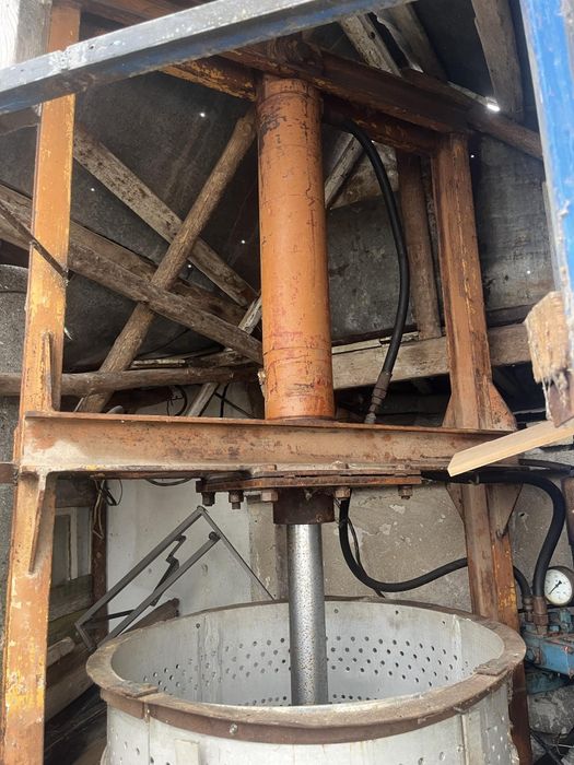 Хидравлична преса двойно действаща с МАСЛЕНА СТАНЦИЯ