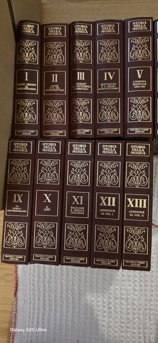 Ofer spre vânzare colecție de 13 volume in stare impecabila