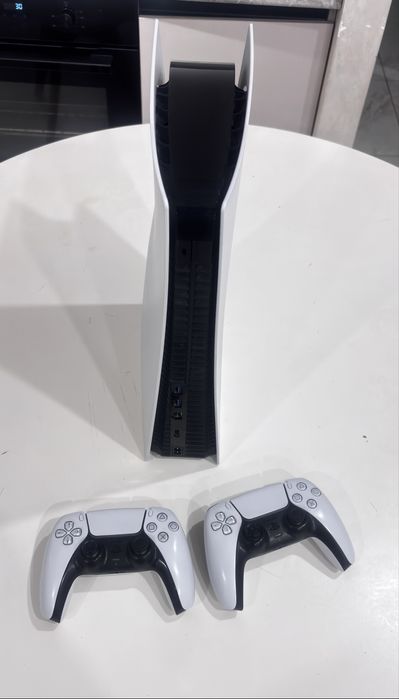 PlayStation 5 (с дисководом) + 2 геймпада + Игры