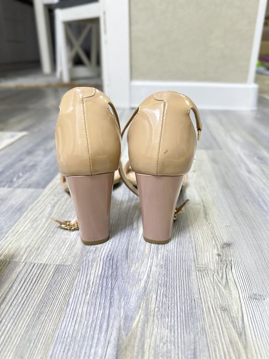 Продаются кожаные босаножки