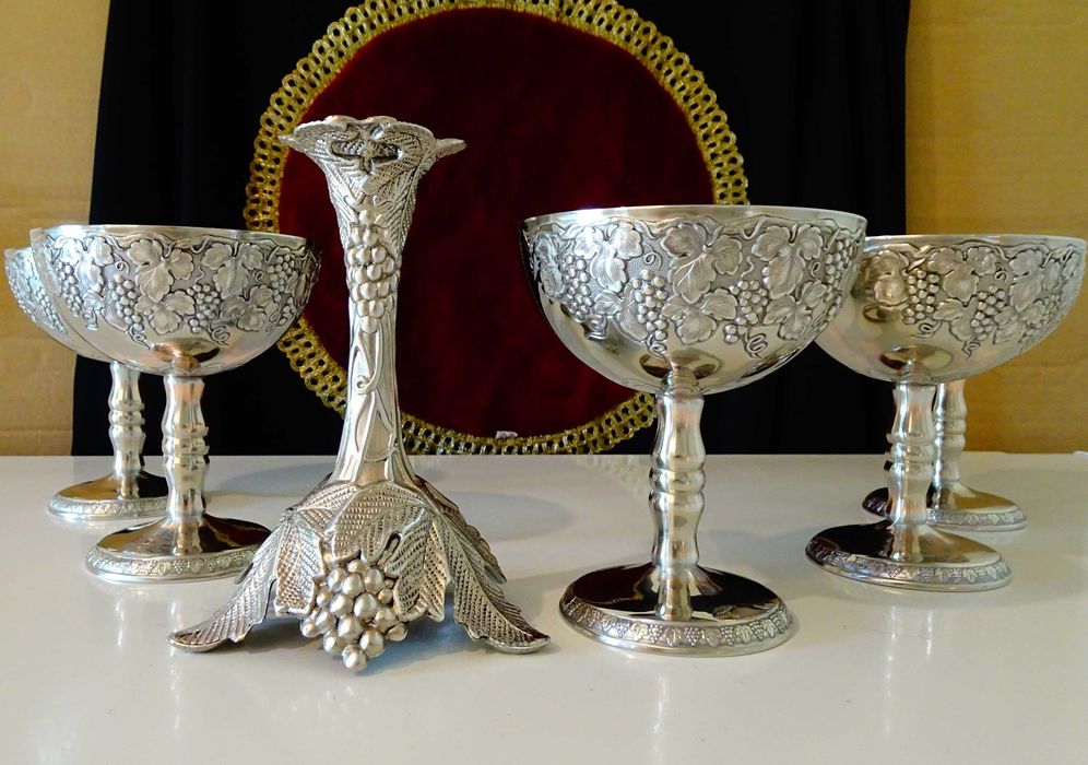 Посребрена медна чаша за вино,бокал,лози,грозде.