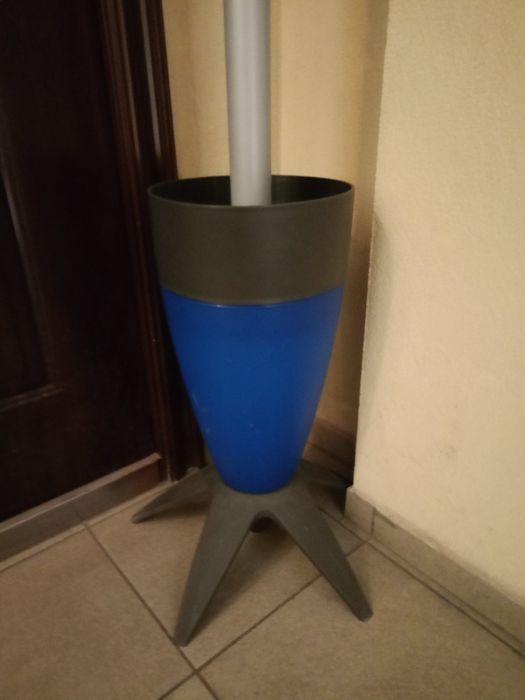 Закачалка с поставка за чадъри