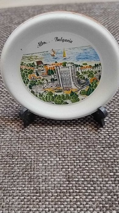 Minimodel de farfurie decorativă din porțelan