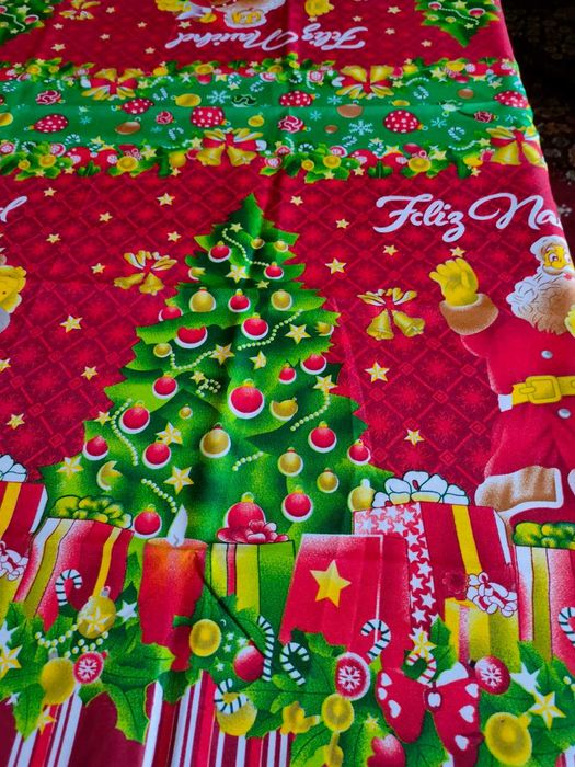 Две коледни покривки за маса
