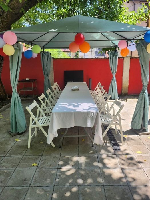 Коктейлни маси, разгъваеми маси и столчета под наем