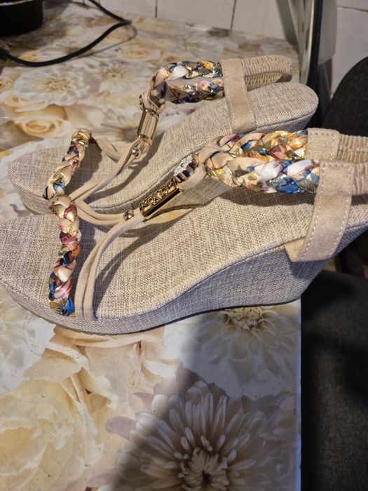 Сандали с платформа