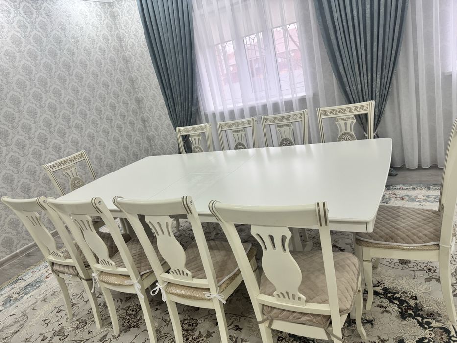 Стол со стульями для гостинной