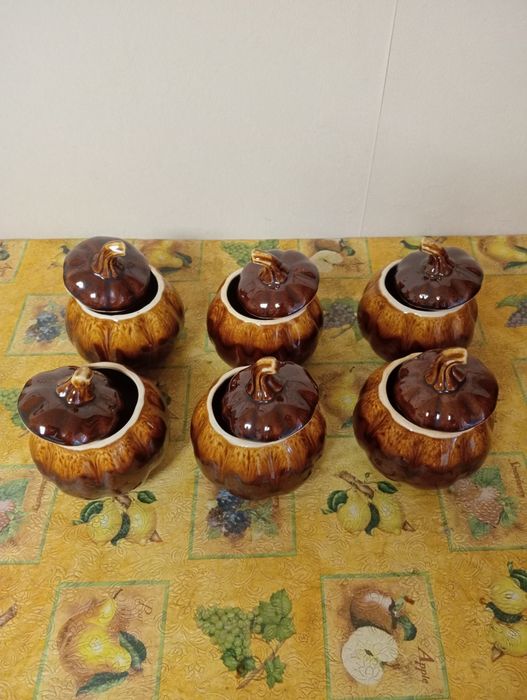 Набор керамических горшочков.