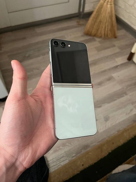 Samsung Z Flip 5 256gb ideal