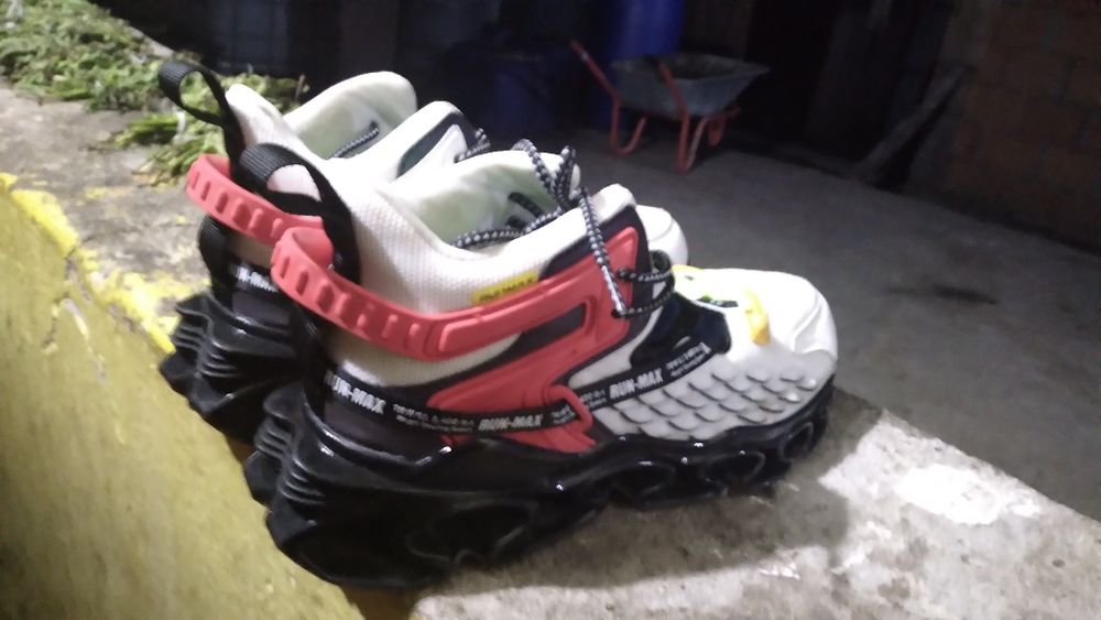 Vănd adidași și porcei