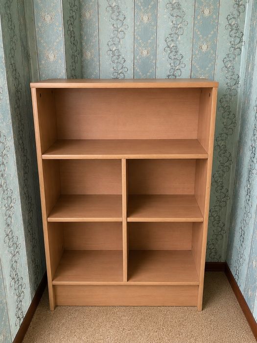 Продам стол и поставки для книг