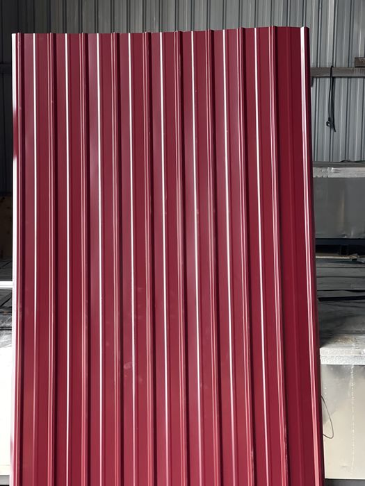 Tablă cutată metalică, rezistentă și durabilă.