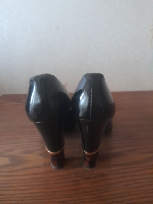 Продам туфли на каблуке