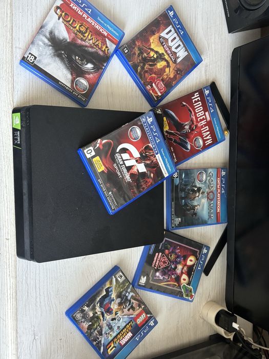 PlayStation 4 slim с играми
