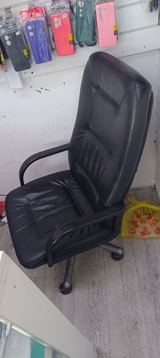 Кожаное кресло продам