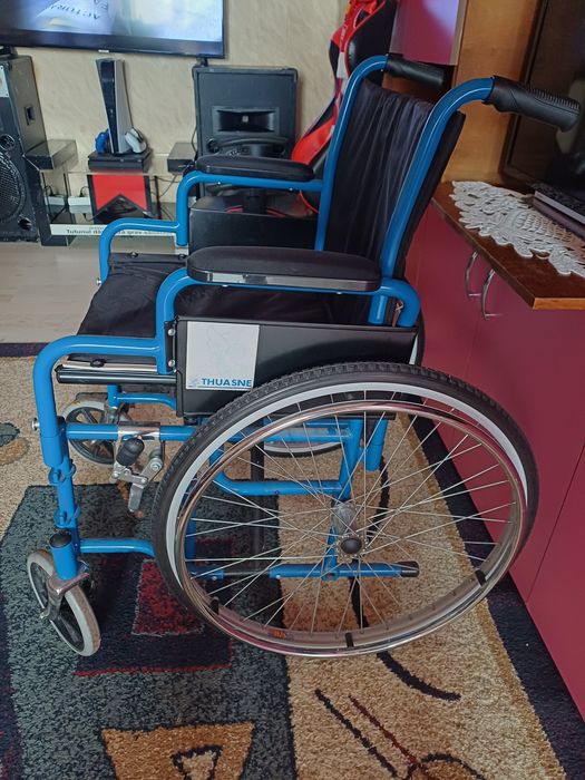 Scaun cu rotile și cadru metalic