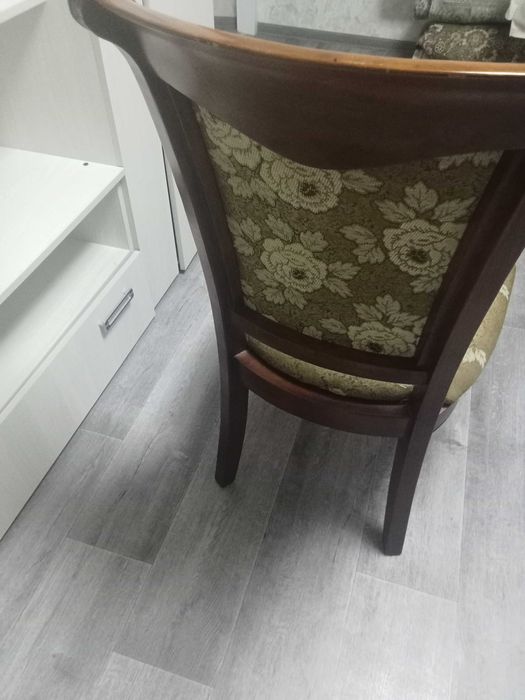 Срочно продам стол и стулья