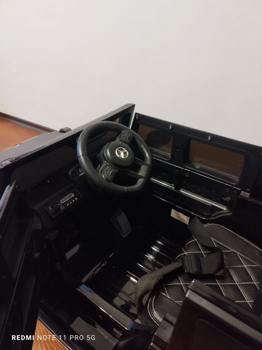 Акумулаторен джип Мерцедес AMG 63