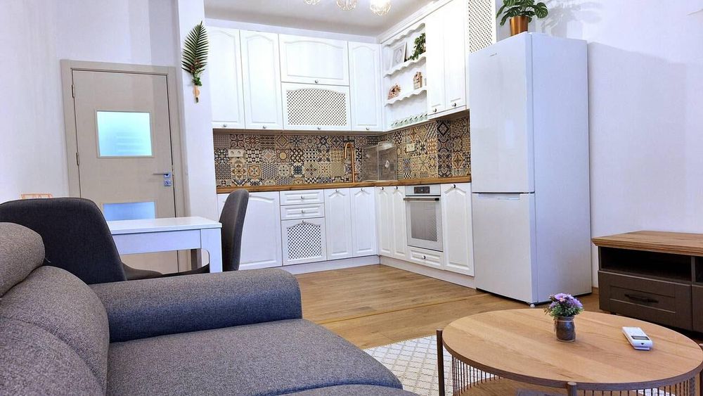 Дава се под наем Двустаен апартамент в Бургас, Център - 60 кв.м за 510 € - Снимка #2