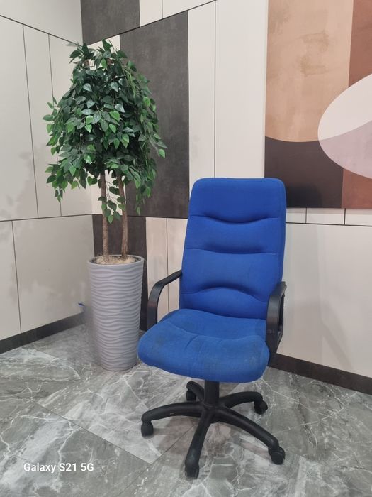 Продам 2 стула офисные в хорошем   состоянии