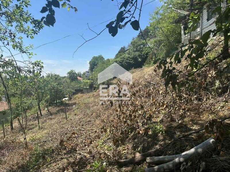 Урегулиран поземлен имот за продажба, с две едноетажни законни сгради,
