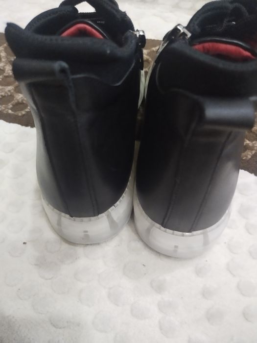 Продам женские ботиночки.