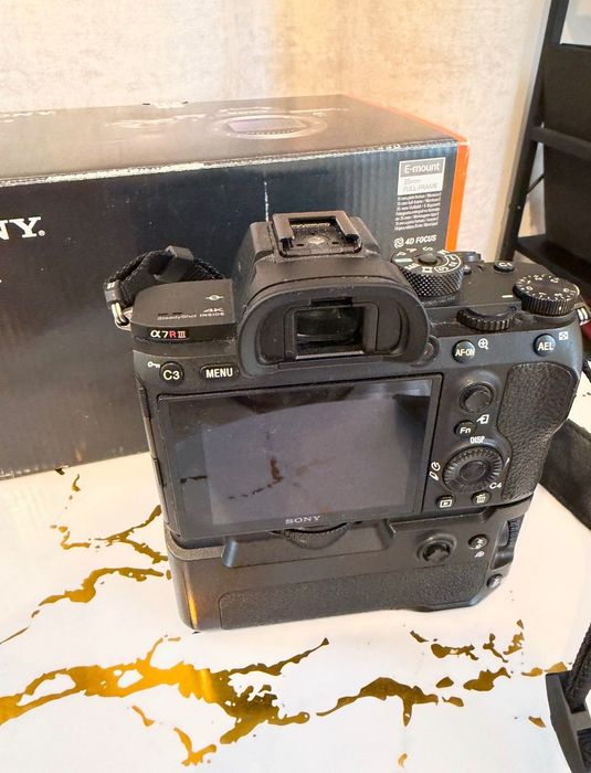 Sony Alpha A7R III – Full Frame 42.4 MP + Battery Grip + cutie