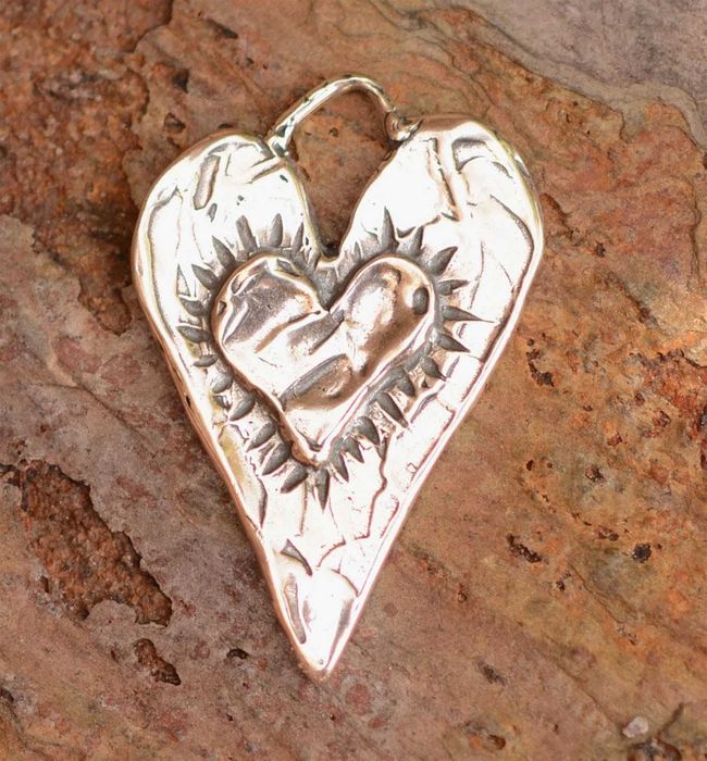 Сребърен медальон 925 сърце със сърце – талисман за любов.
