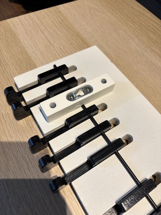 Дървена закачалка за стена (за дрехи) стил пиано-клавиши