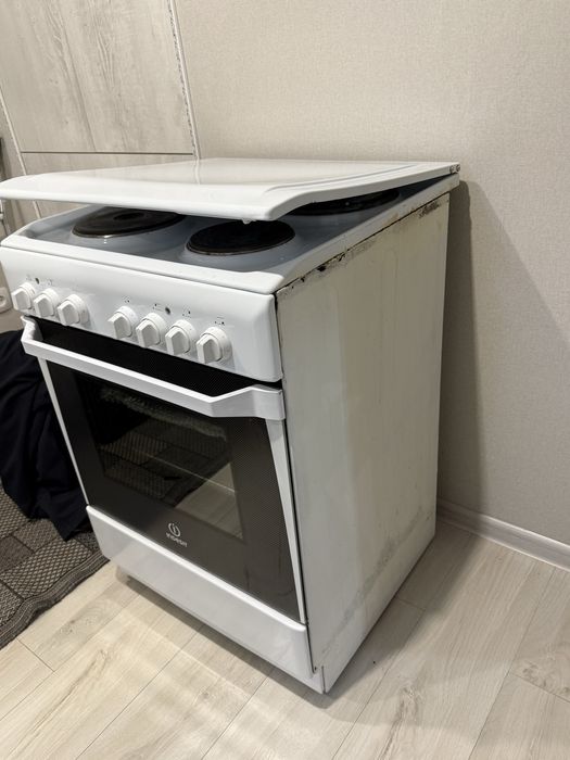 Продам электрическую плиту Indesit